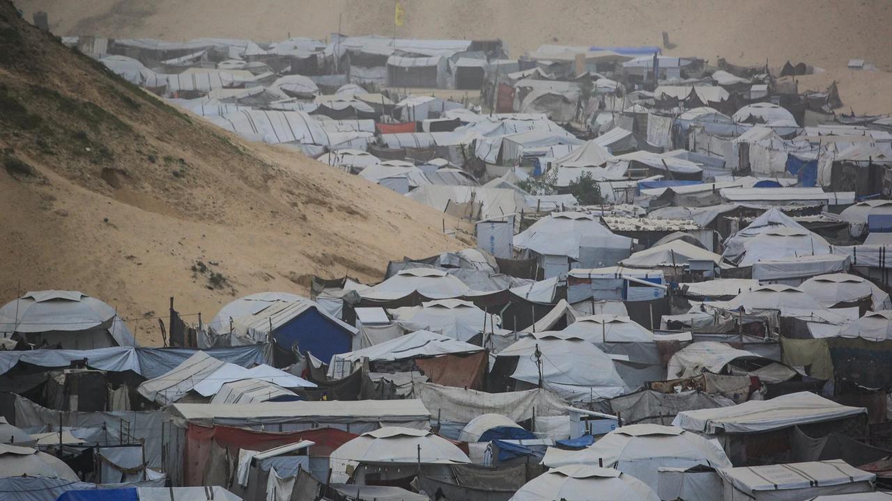 FOTO: Kabut Debu Selimuti Kamp Pengungsi Gaza di Tengah Ketidakpastian Gencatan Senjata