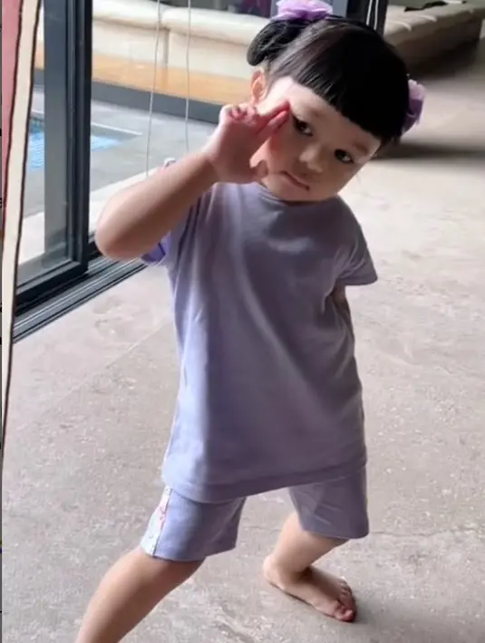 Ameena mengarahkan gaya. [Foto: Instagram/ananghijau]