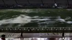 Tampak orang berjalan dipinggir lapangan yang banjir akibat hujan lebat di stadion Monumental, Argentina, Jumat (13/11/2015). Lapangan yang dipakai untuk Pertandingan antara Argentina dan Brasil dihentikan akibat kondisi ini. (REUTERS/Marcos Brindicci)