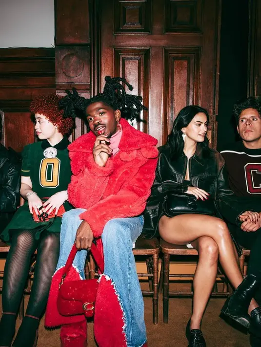 <p>Cami tampil dengan kaki telanjang dan dalaman bra serta underwear hitam untuk Coach FW23. [@camimendes]</p>