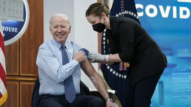 Joe biden Terima Suntikan Booster Vaksin Covid-19 Kedua