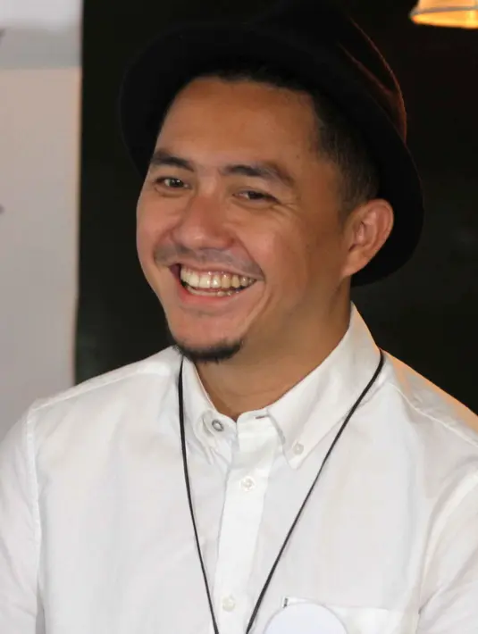  "Enggak pernah hitungi sih, kebetulan sama hobinya satu komunitas juga. Kita Sama - sama suka motor juga. Istri malah lebih jago mengendarai motor dari saya," papar Omesh. (Nurwahyunan/Bintang.com)