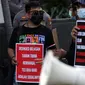 Peserta aksi dari Koalisi Masyarakat Sipil AntiKorupsi membawa poster saat berunjukrasa di depan Gedung KPK Jakarta, Selasa (18/5/2021). Dalam aksinya, sambil membunyikan kentongan mereka memberi dukungan kepada 75 pegawai KPK yang dinyatakan tidak lulus TWK. (Liputan6.com/Helmi Fithriansyah)
