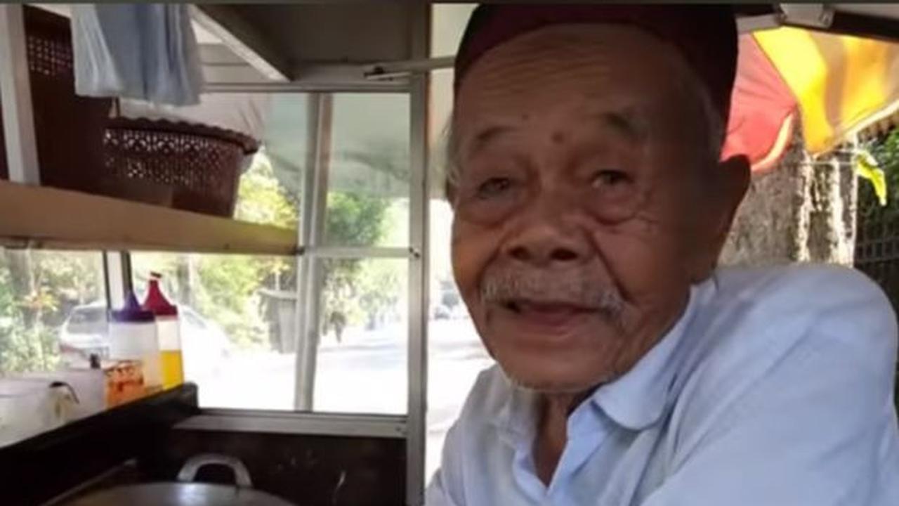 Usia Sudah 100 Tahun, Tetap Semangat