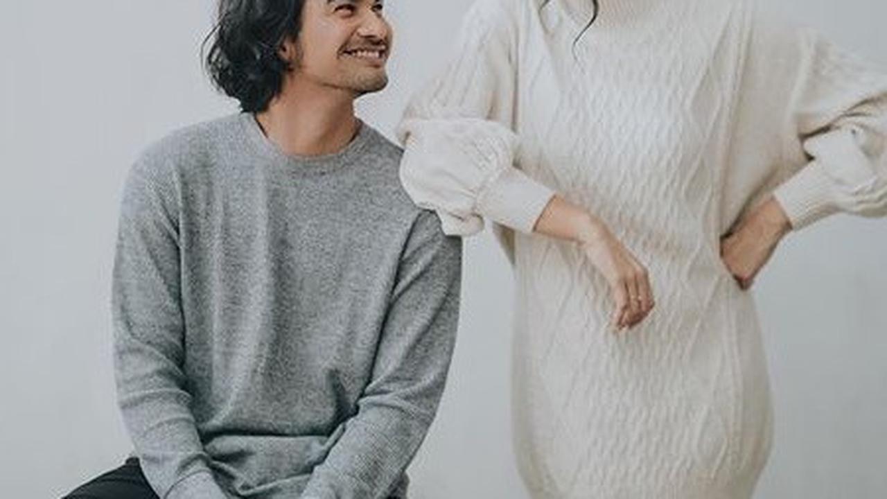 Tyas dan Tengku juga melakukan pose sederhana.  Tampil santai dengan pose menyandarkan tangan dan bertolak pinggang.