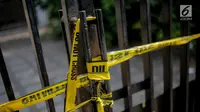 Garis polisi terpasang di pagar rumah korban kasus istri bunuh dan bakar suami serta anak tiri di Jalan Lebak Bulus 1, Kavling 129 B Blok U-15, Cilandak, Jakarta, Selasa (3/9/2019). Korban Pupung dan Dana dibunuh oleh empat orang suruhan di rumahnya. (Liputan6.com/Faizal Fanani)