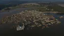 Puing-puing bangunan rumah yang kembali muncul di kawasan Bendungan Karian yang mengering di Kampung Somang, Lebak, Banten, Jumat, 7 Agustus 2026. (KLY/ Arie Basuki)