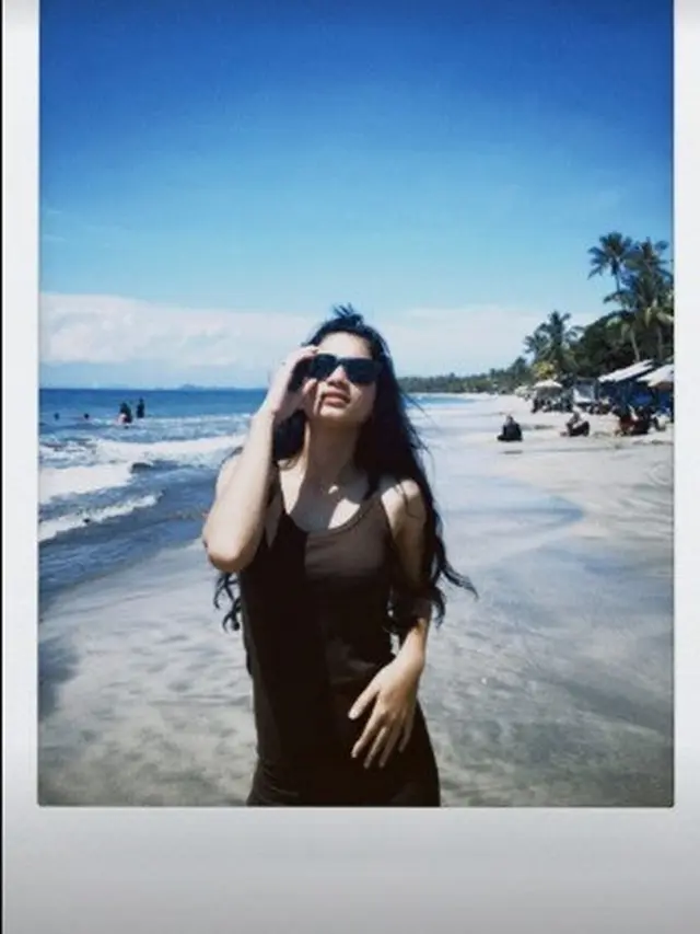 Ratu Sofya pelesir ke pantai (Foto: Instagram/@ratusfy_)