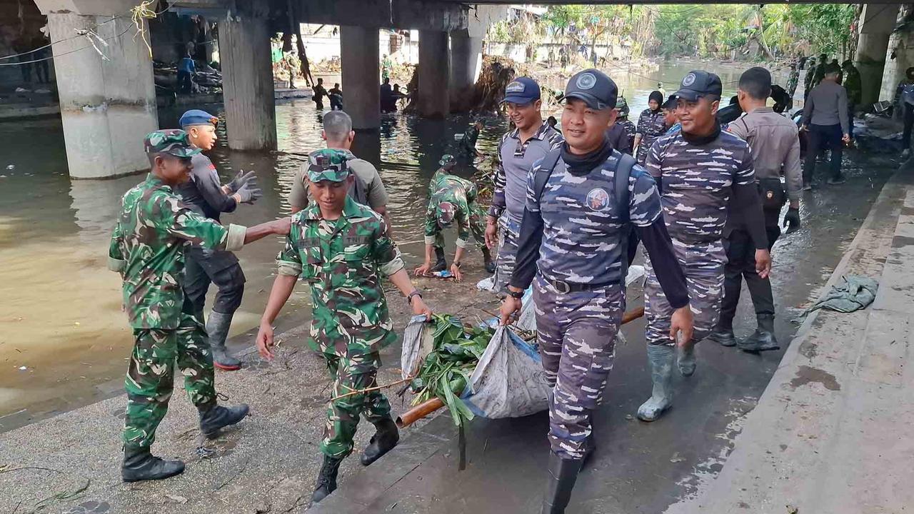 FOTO: Hari ke-4 Pasca Banjir Bandang, TNI AL Denpasar Terus Bantu Warga Bersihkan Kota