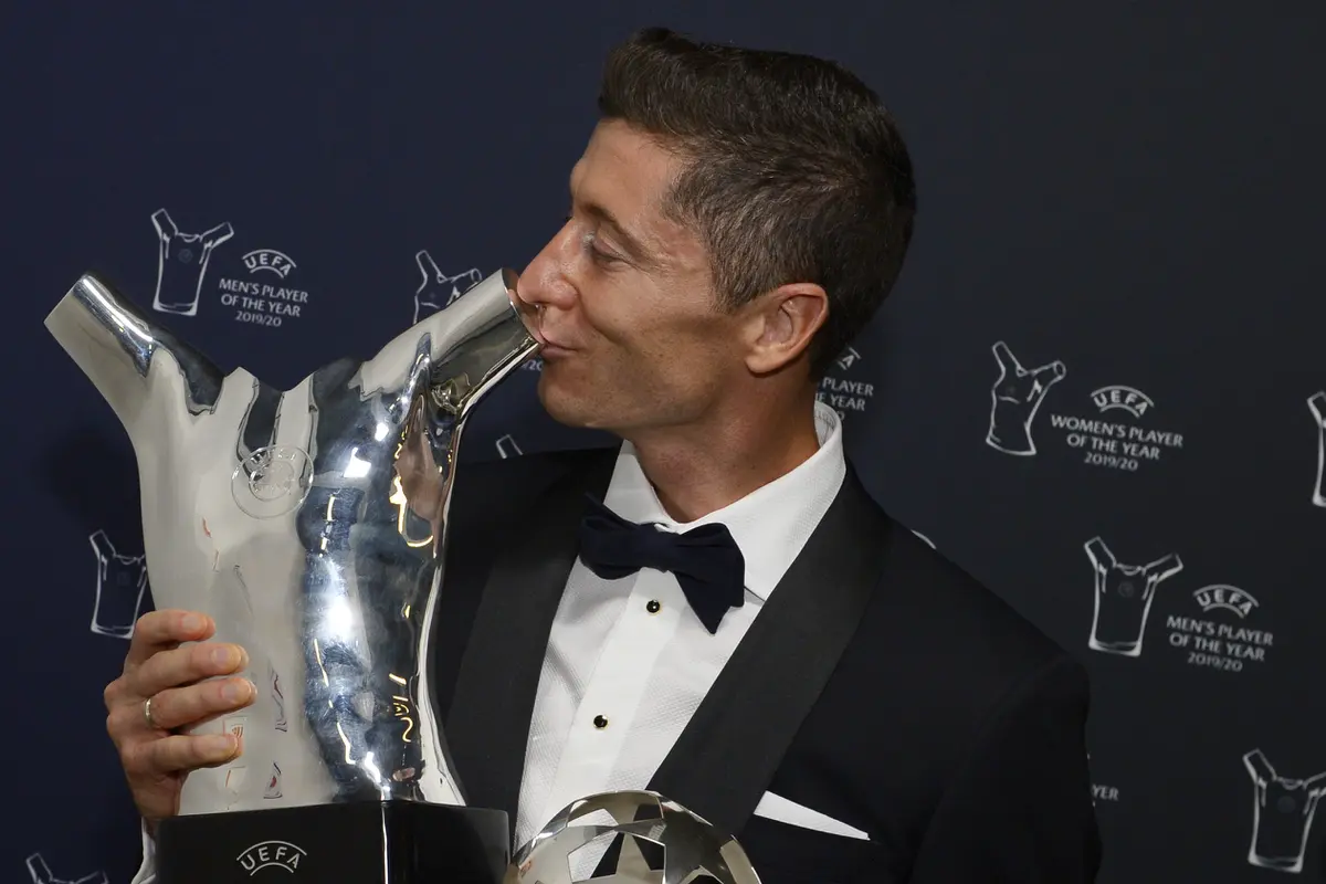 Robert Lewandowski Sabet Penghargaan Pemain Terbaik UEFA