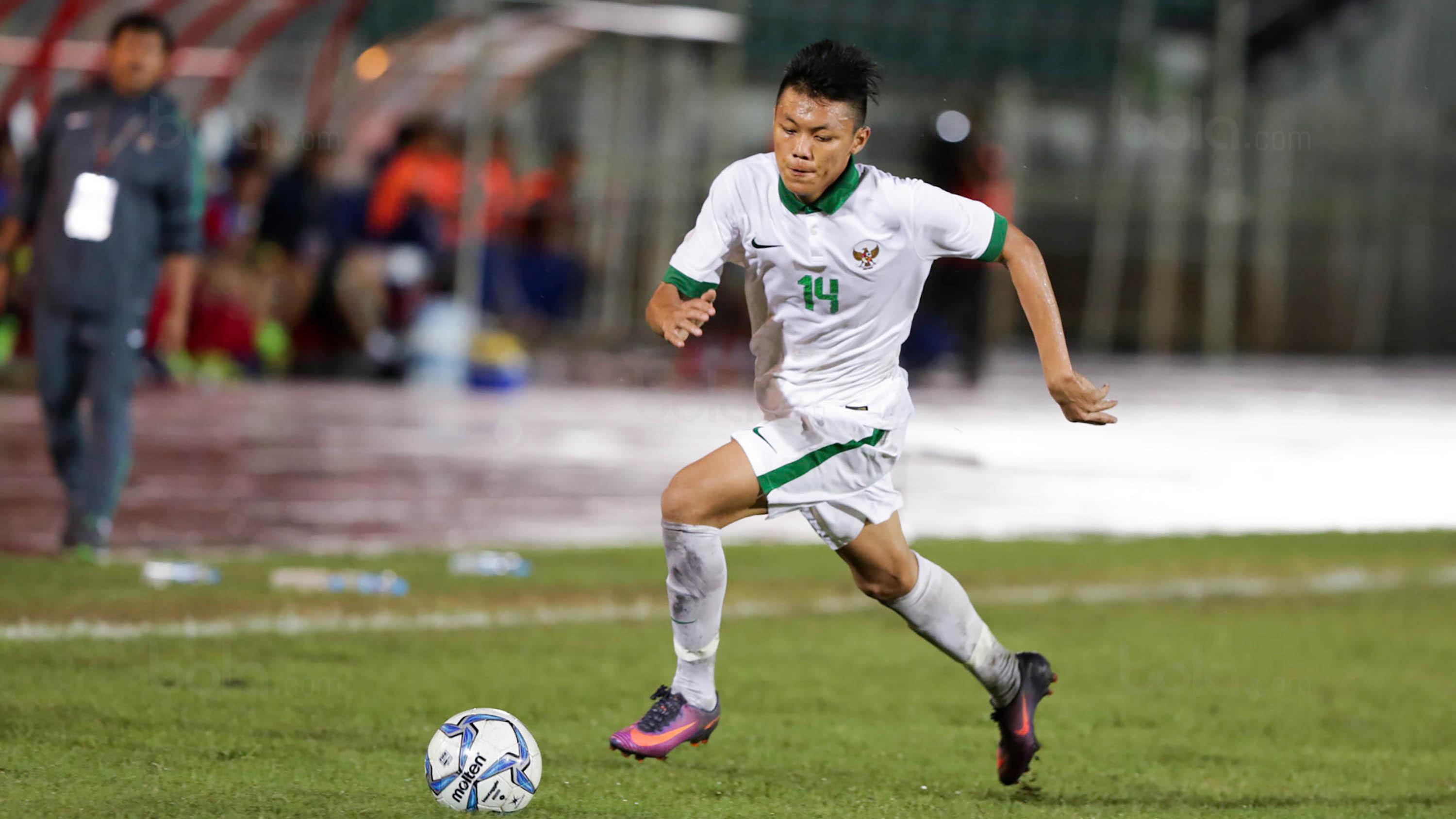 Gelandang Timnas Indonesia U-19, Feby Eka Putra, menggiring bola saat melawan Filipina U-19 pada laga Piala AFF U-18 di Stadion Thuwunna, Myanmar, Kamis (7/9/2017). Indonesia menang 9-0 atas Filipina. (Liputan6.com/Yoppy Renato)