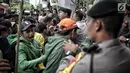 Sejumlah massa menggelar Aksi Bela OSO di depan Gedung KPU, Jakarta, Rabu (16/1). Massa pendukung Oesman Sapta Odang (OSO) ini beberapa kali terlibat bentrok dengan aparat keamanan. (Liputan6.com/Faizal Fanani)
