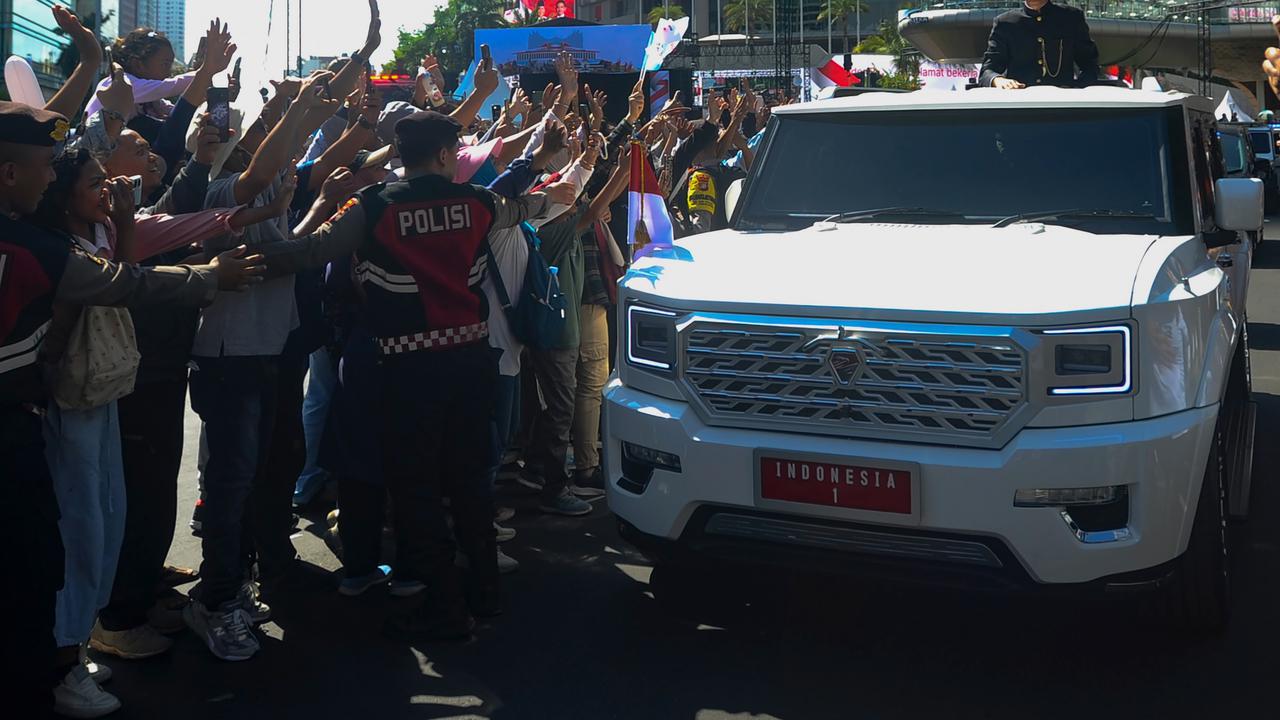 Jokowi menuju Bandara Halim Perdanakusuma naik Maung Garuda putih