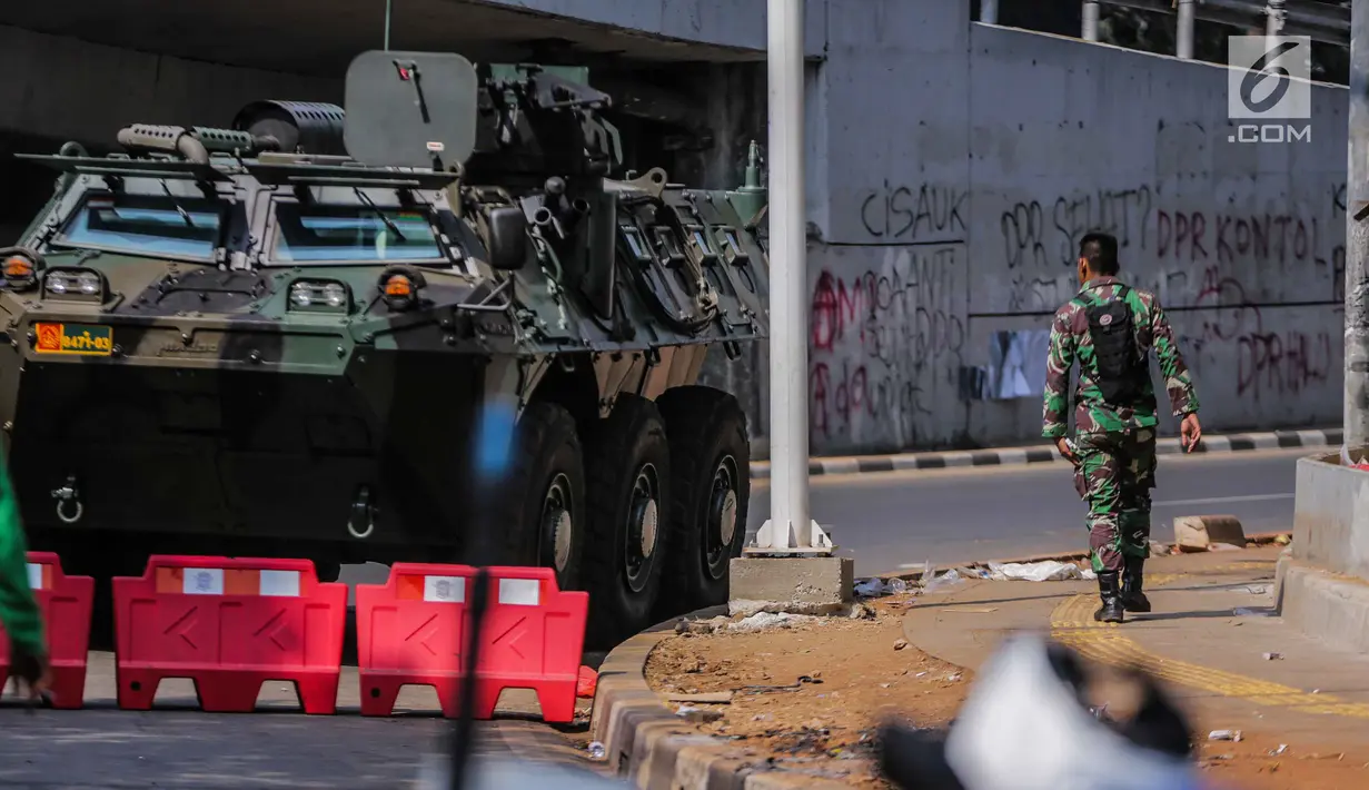 Mobil taktis barracuda TNI disiagakan di sekitar Gedung DPR/MPR RI, Jakarta, Selasa (1/10/2019). Pengamanan ekstra tersebut dilakukan jelang pelantikan anggota DPR RI periode 2019-2024. (Liputan6.com/Faizal Fanani)