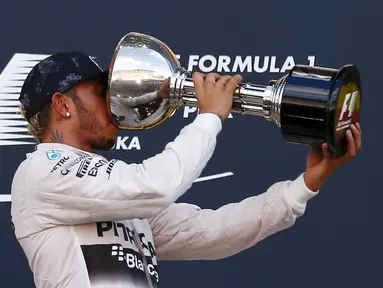 Pebalap Mercedes, Lewis Hamilton, merayakan kemenangan dalam F1 GP Jepang di Sirkuit Suzuka, Jepang, Minggu (27/9/2015). (Reuters/Thomas Peter)
