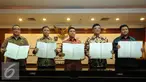 MenPAN RB, Yuddy Chrisnandi (tengah) bersama Mendagri Tjahjo  Kumolo, Ketua Bawaslu Muhammad (paling kanan) memperlihatkan nota kesepahaman netralitas aparatur sipil negara di Jakarta, Jumat (2/10/2015). (Liputan6.com/Helmi Fithriansyah)