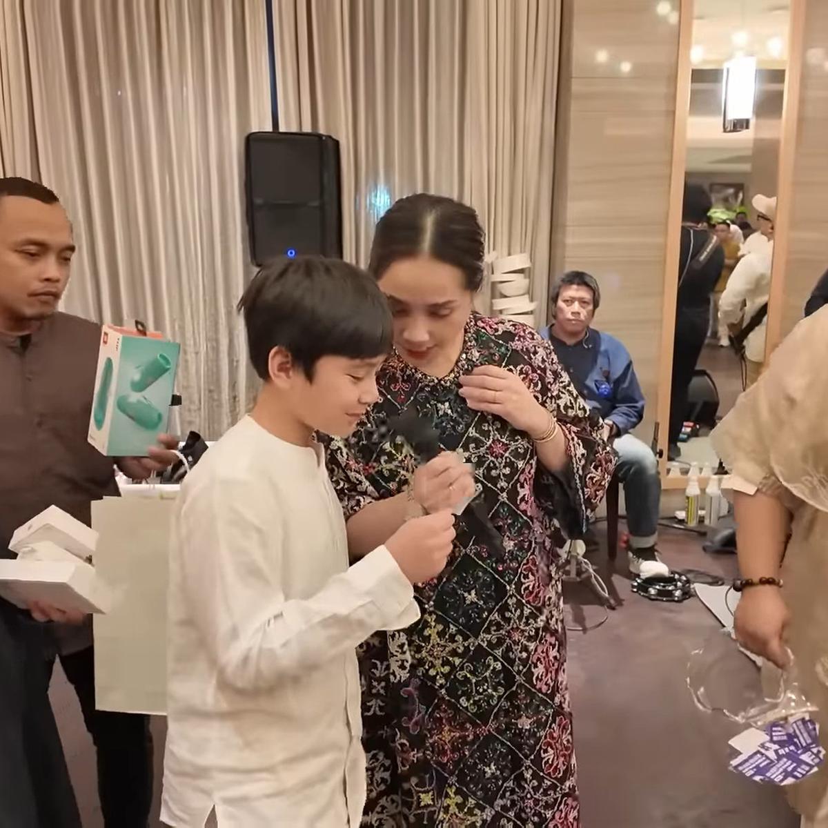 Nagita Slavina Kaget Rafathar Menang Undian Doorprize THR Untuk Karyawan Rans, Apa Hadiahnya?