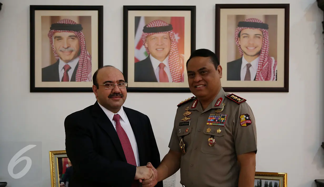 Dubes Yordania untuk RI, Walid Abdel Rahman Jaffal Al-Hadid menyambut kedatangan Wakapolri Komjen Syafruddin di Kedubes Yordania, Jakarta, Senin (28/11). Kedatangan Syafruddin guna meningkatkan kerjasama dalam bidang keamanan. (Liputan6.com/Johan Tallo)