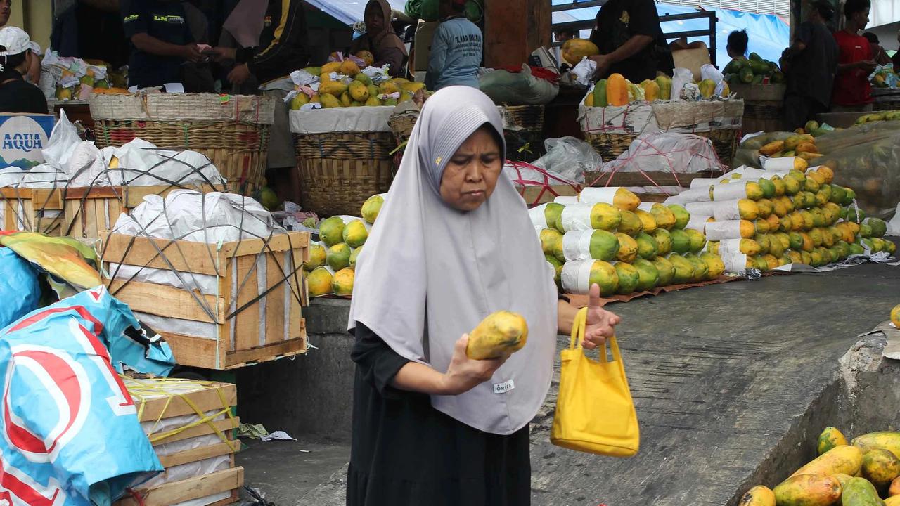 FOTO: Aktivitas Pedagang Buah Kramat Jati Kembali Berjalan Usai Kebakaran
