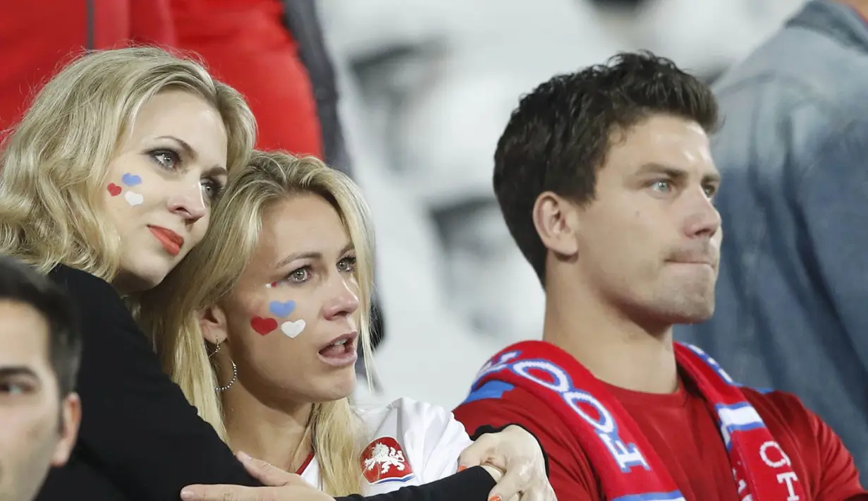 Suporter Republik Ceska terlihat sedih usai timnya kalah 0-2 dari Turki pada lanjutan grup D Euro Cup 2016 di Stadion Bollaert-Delelis, Lens (22/6/2016) dini hari WIB. (REUTERS/Carl Recine)