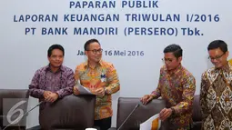 Dirut Bank Mandiri, Kartika Wirjoatmodjo (kedua kanan) bersiap menyampaikan paparan kinerja, Jakarta Senin (16/5). Bank Mandiri berencana menerbitkan obligasi berkelanjutan senilai Rp14 triliun hingga 2018. (Liputan6.com/Angga Yuniar)