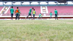 Para pemain timnas Indonesia tengah berlatih strategi umpan silang jelang melawan Vietnam pada laga uji coba di Stadion Maguwoharjo, Sleman, Jumat (7/10/2016). (Bola.com/Nicklas Hanoatubun)