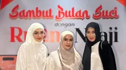 Bahkan Celine sengaja ikut menghadiri kajian yang digelar pengusaha Shandy Purnamasari jelang Ramadhan 2024. Penampilannya terlihat anggun dan bikin pangling usai ia minta didoakan saat mengenakan hijab. (Liputan6.com/IG/@celine_evangelista)