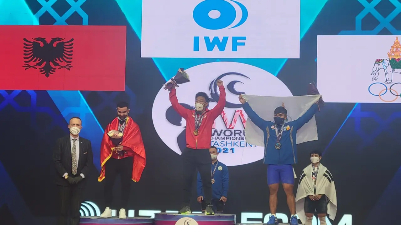 Rahmat Erwin Rebut 2 Emas Kejuaraan Dunia Angkat Besi