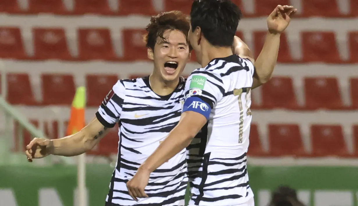 Bek Korea Selatan Kim Jin-su (tengah) berselebrasi setelah mencetak gol ke gawang Suriah pada lanjutan kualifikasi Piala Dunia 2022 zona AFC di Stadion Al-Rashid, di Dubai, Selasa (1/2/2022). Korea Selatan menang atas Suriah 2-0. (AFP/Karim Sahib)