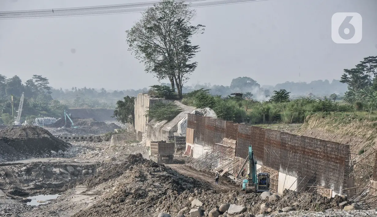 Suasana pembangunan Bendungan Cipamingkis di Desa Sukasirna, Jonggol, Jawa Barat, Minggu (1/8/2021). Saat ini proses pengerjaan memasuki tahap groundsill dan ditargetkan rampung pada 2022. (merdeka.com/Iqbal S Nugroho)
