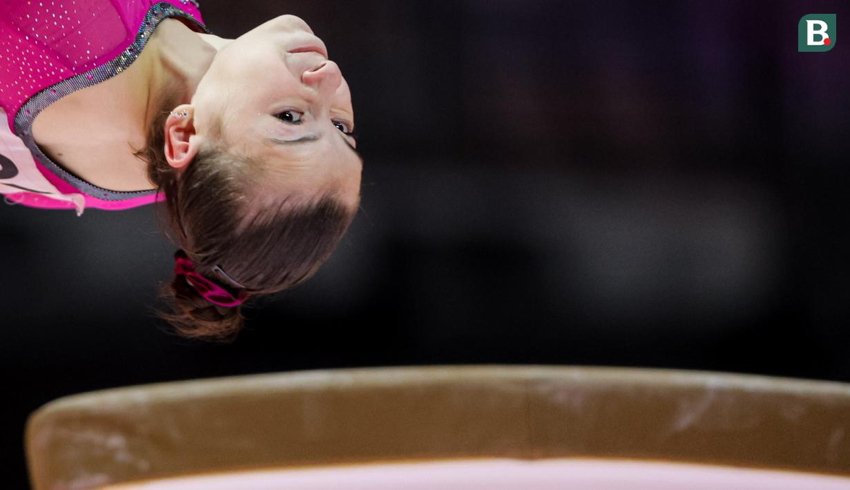 <p>Pesenam asal Rusia, Anna Kalmykova melakukan lompatan pada nomor meja lompat final aparatus putri Kejuaraan Dunia Gimnastik 2025 di Indonesia Arena, Senayan, Jakarta, Jumat (24/10/2025). (Bola.com/Bagaskara Lazuardi)</p>
