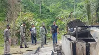 Kapolda Sulteng, Irjen Pol. Abdul Rakhman Baso, saat meninjau lokasi penyerangan kelompok yang diduga MIT di Dusun Lewono, Desa Lembantongoa, Sigi, Sabtu (28/11/2020). (Foto: Polda Sulteng).