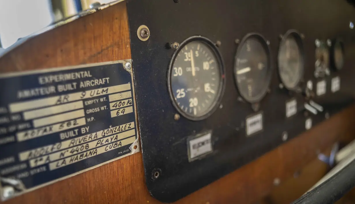 Tanda "Experimental Amateur-Built Aircraft" ditampilkan di sebelah panel kontrol pesawat kayu yang sedang dibangun Adolfo Rivera di garasi gedung apartemennya di Havana, 19 Feb 2021. Rivera menerima izin untuk pembuatan pesawat dari Aeronautika Sipil Kuba pada Februari 2012 (AP Photo/Ramon Espinosa)