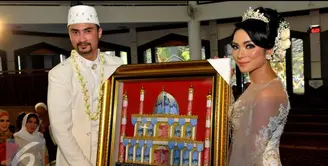 Reza Pahlevi membeli sepasang merpati sebagai lambang cintanya yang suci pada sang istri, namun ia kaget jelang akad nikah burung yang ia beli bertelur.