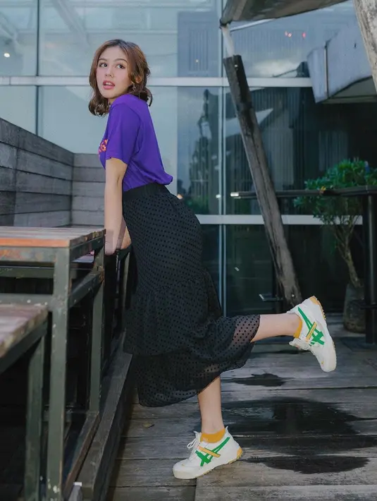 Gaya kasual seakan sudah menjadi andalan mantan kekasih Adipati Dolken ini. Kali ini, Vanesha tampil stylish dengan kaus berwarna biru yang dipadukan dengan rok panjang berwarna hitam. Sneakers yang dikenakannya pun membuat Vanesha terlihat makin keren. (Liputan6.com/IG/vaneshaass)