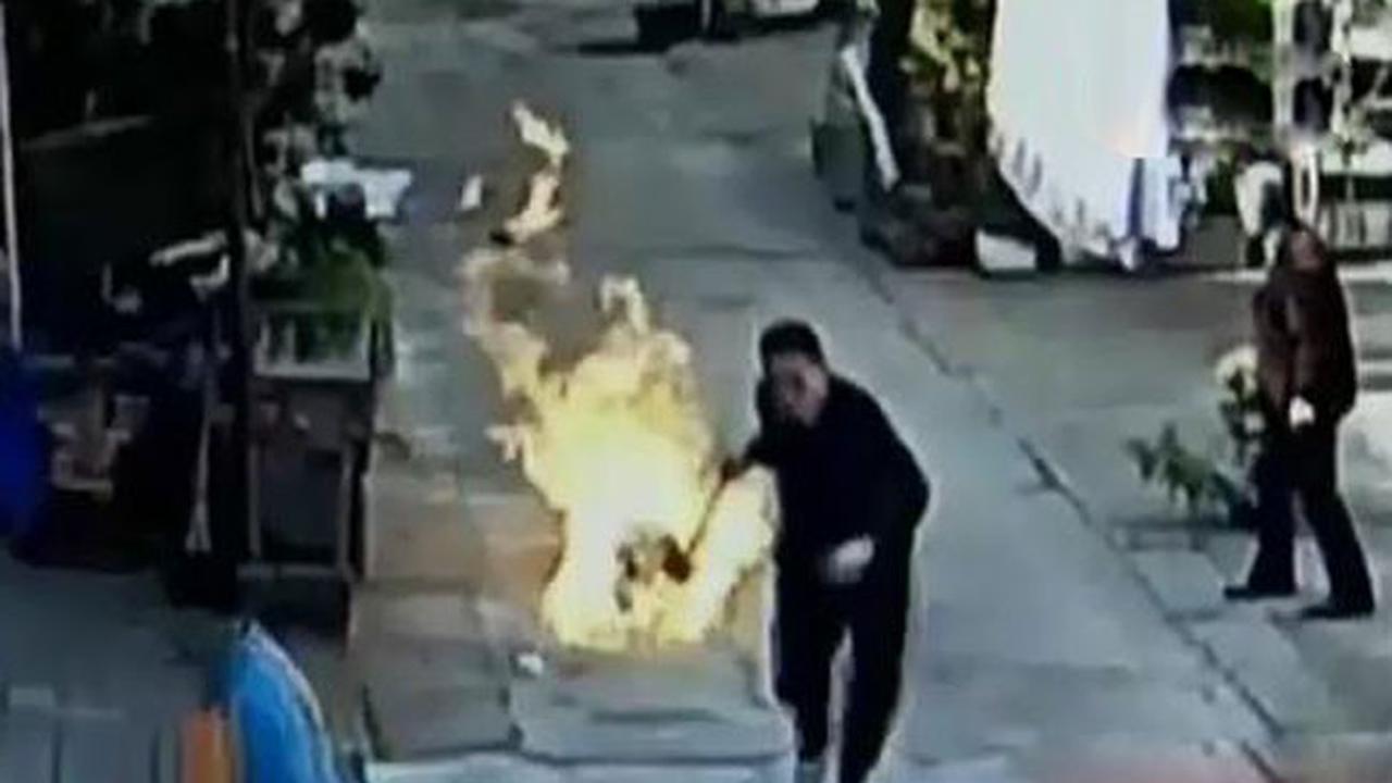 Pria Tua Nekat Buang Tabung Gas Terbakar ke Kolam