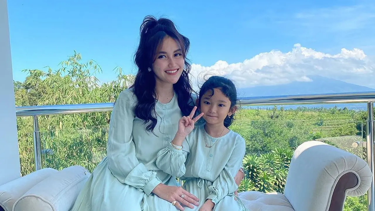 6 Potret Kebersamaan Ayu Ting Ting dan Keluarga Rayakan Lebaran di Rumah Bogor