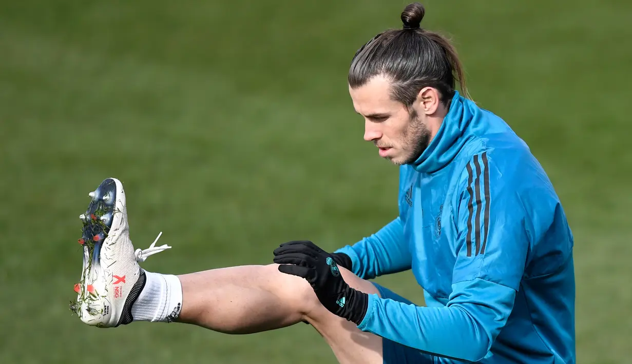 Pemain Real Madrid, Gareth Bale saat sesi latihan di Madrid, Spanyol, Selasa (13/2). Real Madrid akan menghadapi Paris Saint Germain (PSG) pada leg pertama 16 besar Liga Champions di Santiago Bernabeu. (GABRIEL BOUYS/AFP)