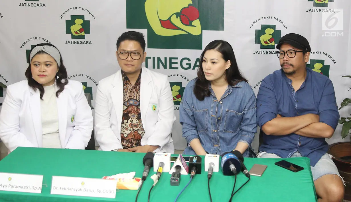 Sammy Simorangkir dan Viviane saat jumpa pers kelahiran anak pertama mereka di rumah sakit kawasan Jatinegara, Jakarta, Jumat (24/8). Sammy dan Viviane memberi nama anak pertama mereka Gevariel Jogi Simorangkir. (Liputan6.com/Herman Zakharia)