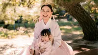 Rossa Bagikan Potret Liburan di Korea Bersama Raina, Kompak Pakai Hanbok Pink