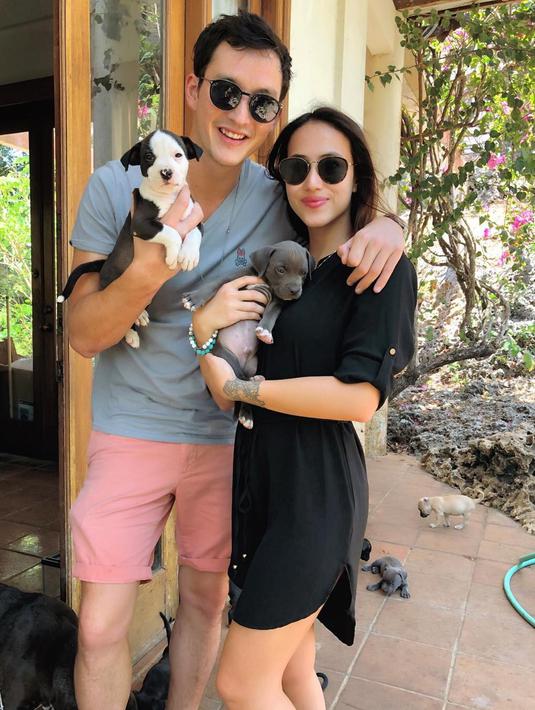 Bahkan, pada saat proses pemotretan bersama Mike Lewis anjing peliharaannya juga diajak untuk foto bersama. Perempuan memiliki sertifikasi dalam kursus dan ujian bidang anggur ini terlihat sangat sayang dengan hewan peliharaan. (Liputan6.com/IG/janisaas)