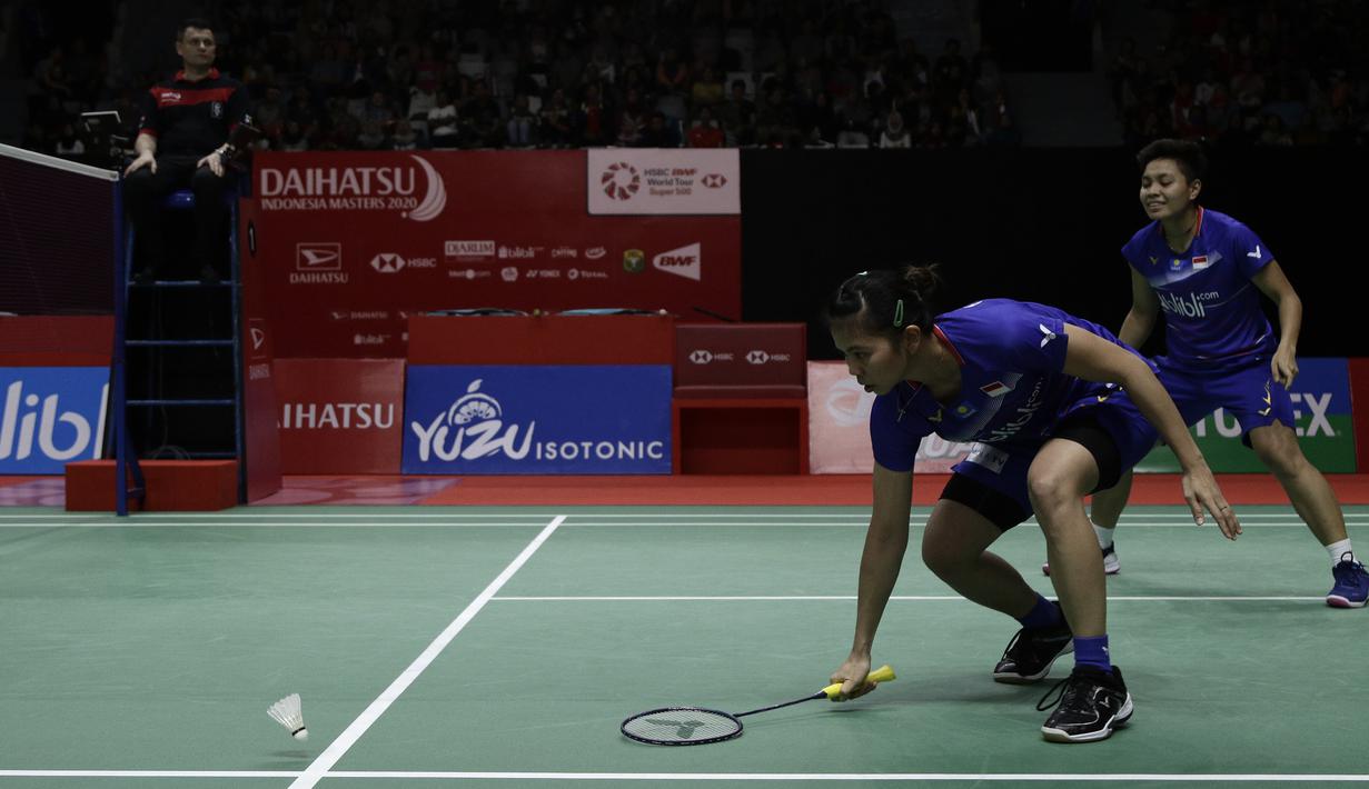 Ganda putri Indonesia, Greysia Polii/Apriyani Rahayu, merayakan kemenangan atas ganda Jepang, Nami Matsuyama/Chiharu Shida, pada laga Indonesia Masters 2020 di Istora Senayan, Jakarta, Jumat (17/1). Greysia/Apriyani menang 21-15 dan 21-16. (Bola.com/Yoppy Renato)