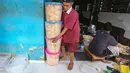 Seiring waktu, usaha yang dimulai dari skala kecil itu tumbuh menjadi salah satu penggerak ekonomi warga di lingkungan sekitar. Tampak dalam foto, pekerja menyelesaikan pembuatan keripik tempe di rumah usaha Keripik Tempe Mama Tina, Kebayoran Baru, Jakarta Selatan, Kamis (7/5/2026). (merdeka.com/Arie Basuki)