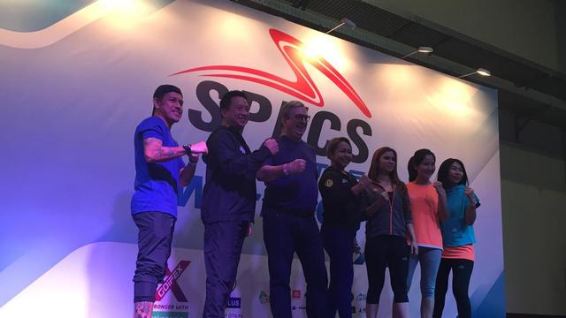 Vice President Specs, Ryan Tirta (kedua dari kiri), memastikan jersey Persija Jakarta menggunakan teknologi terbaru yang dikembangkan oleh Specs. (Bola.com/Benediktus Gerendo Pradigdo)