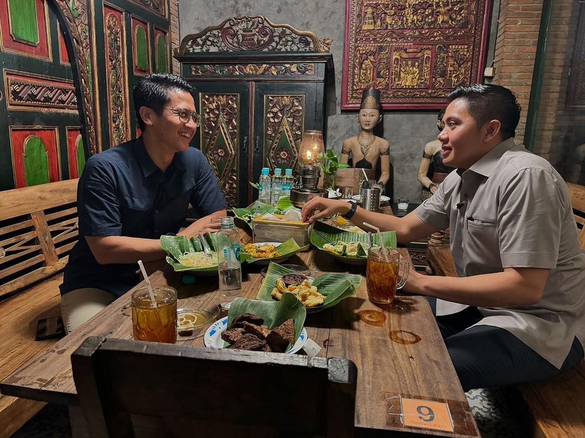 Kompol Syarif Makan Angkringan Sama Mayor Teddy