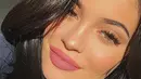 Melihat perubahan tubuh yang terjadi padanya, Kylie pun histeris dan cukup tertekan. Ia sangat khawatir akan sulit menemukan pakaian yang cocok untuk tubuh besarnya saat mengandung anaknya ini. (Instagram/kyliejenner)