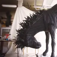 Siapa sangka jika ban yang seharusnya jadi penggerak kendaraan juga bisa dibuat patung keren? (Via: boredpanda.com)