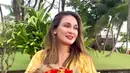 Rambut kecokelatan Luna pun dibiarkan terurai tanpa poni, ia pun tampil flawless hanya dengan lipstik cerry di hari lahirnya tersebut. Nampak ia pun mengenakan aksesori gelang. (Instagram/lunamaya)