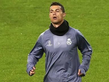 Bintang Real Madrid, Cristiano Ronaldo, berlatih jelang laga Liga Champions melawan Sporting Lisbon di Stadion Alvalade, Portugal, Senin (21/11/2016). (EPA/Antonio Cotrim)  