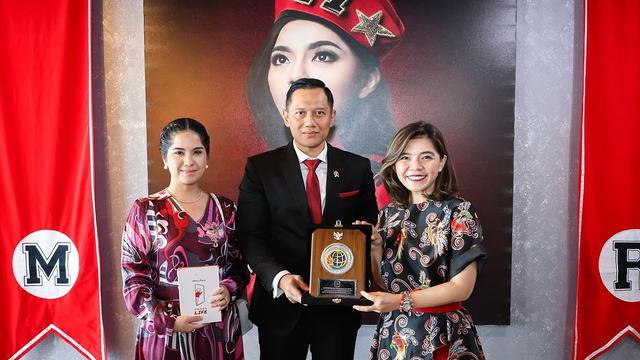 Tanpa Batik dan Kebaya, Annisa Pohan Tampil Anggun dengan Dress dan Tas Putih Rp60jutaan Temani AHY Podcast dengan Merry Riana